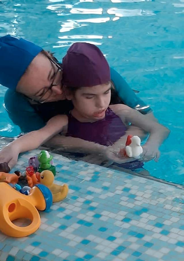 Terapia in acqua per bambini con disabilità